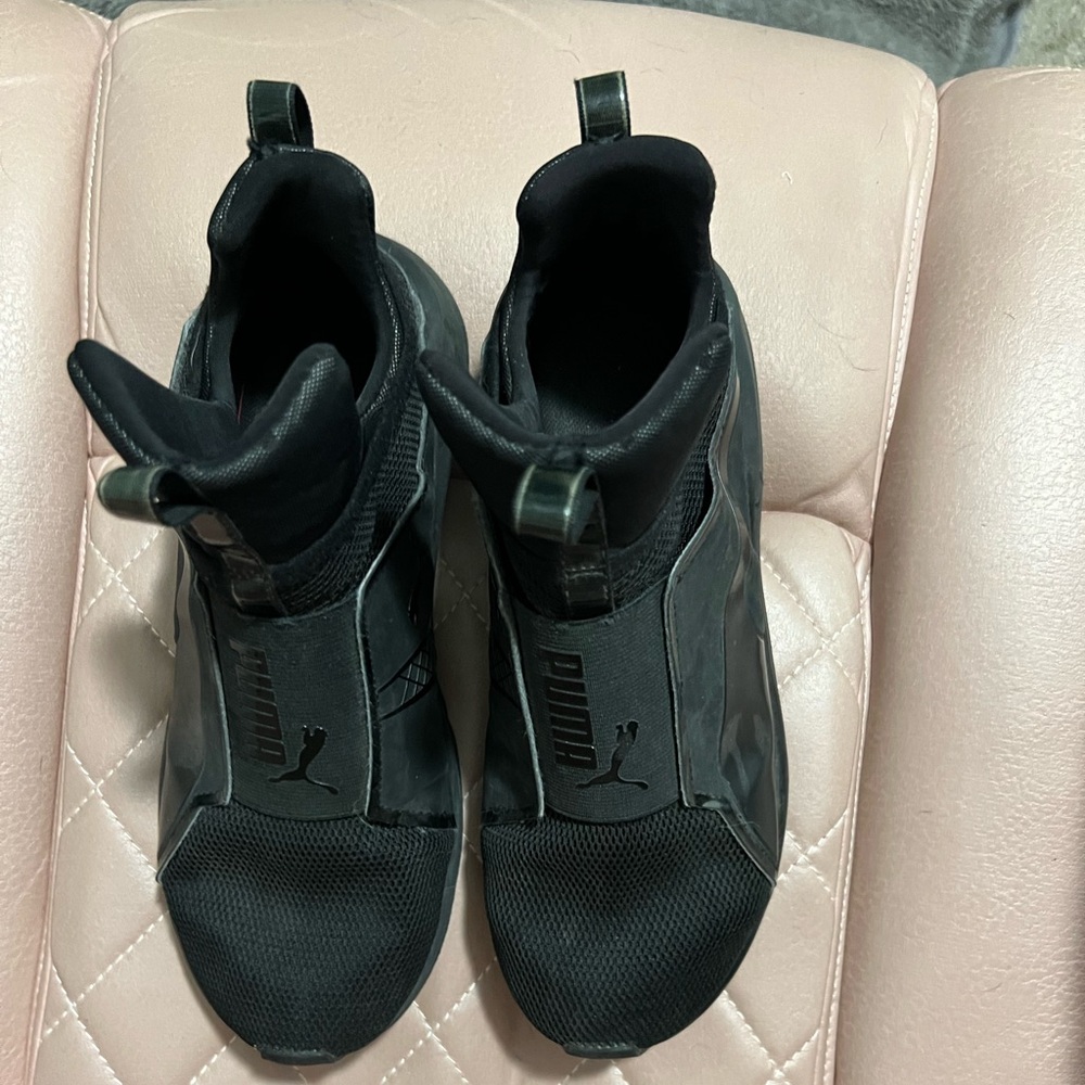 Black Puma Tennis Shoes